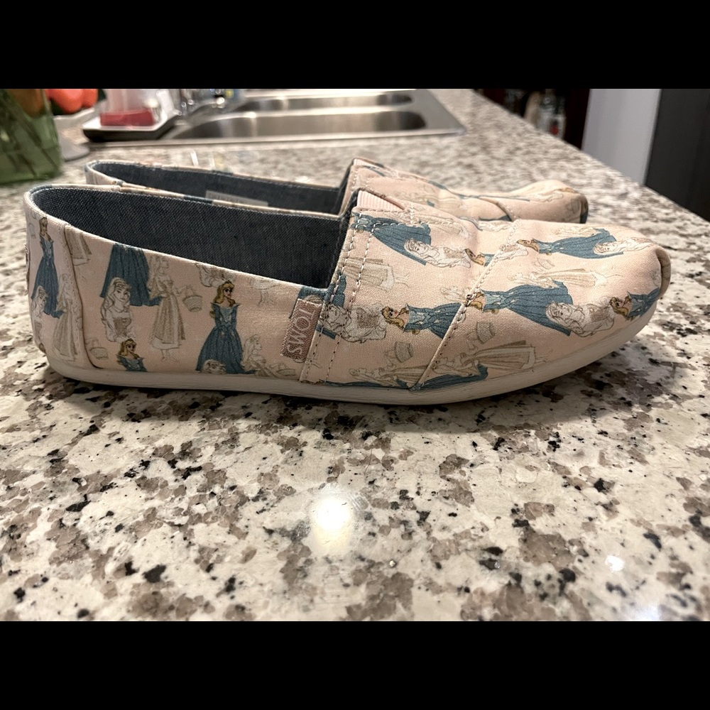 Disney princess Toms- sleeping beauty/Aurora size 8